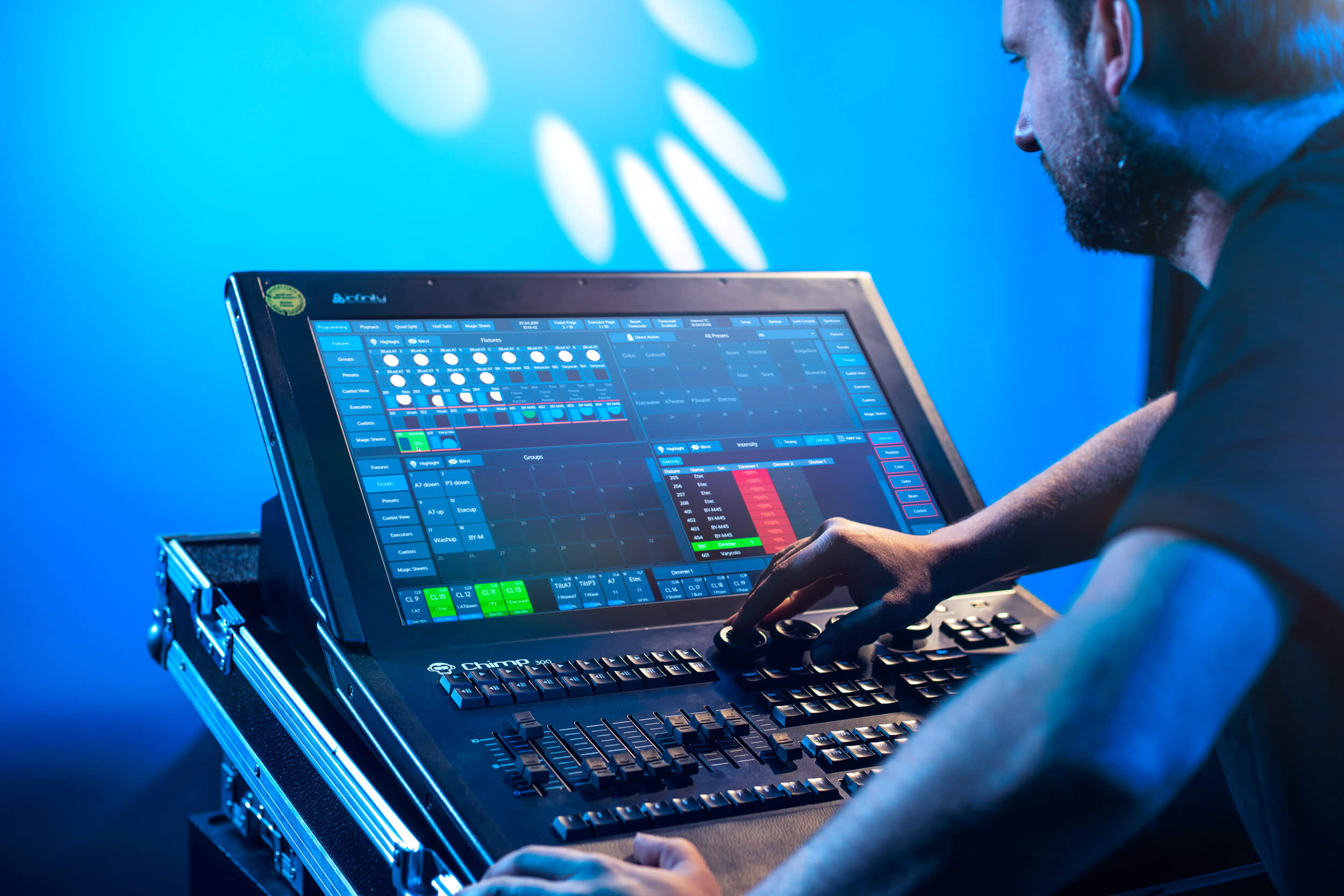 Ein Mann steht vorm Lichtpult