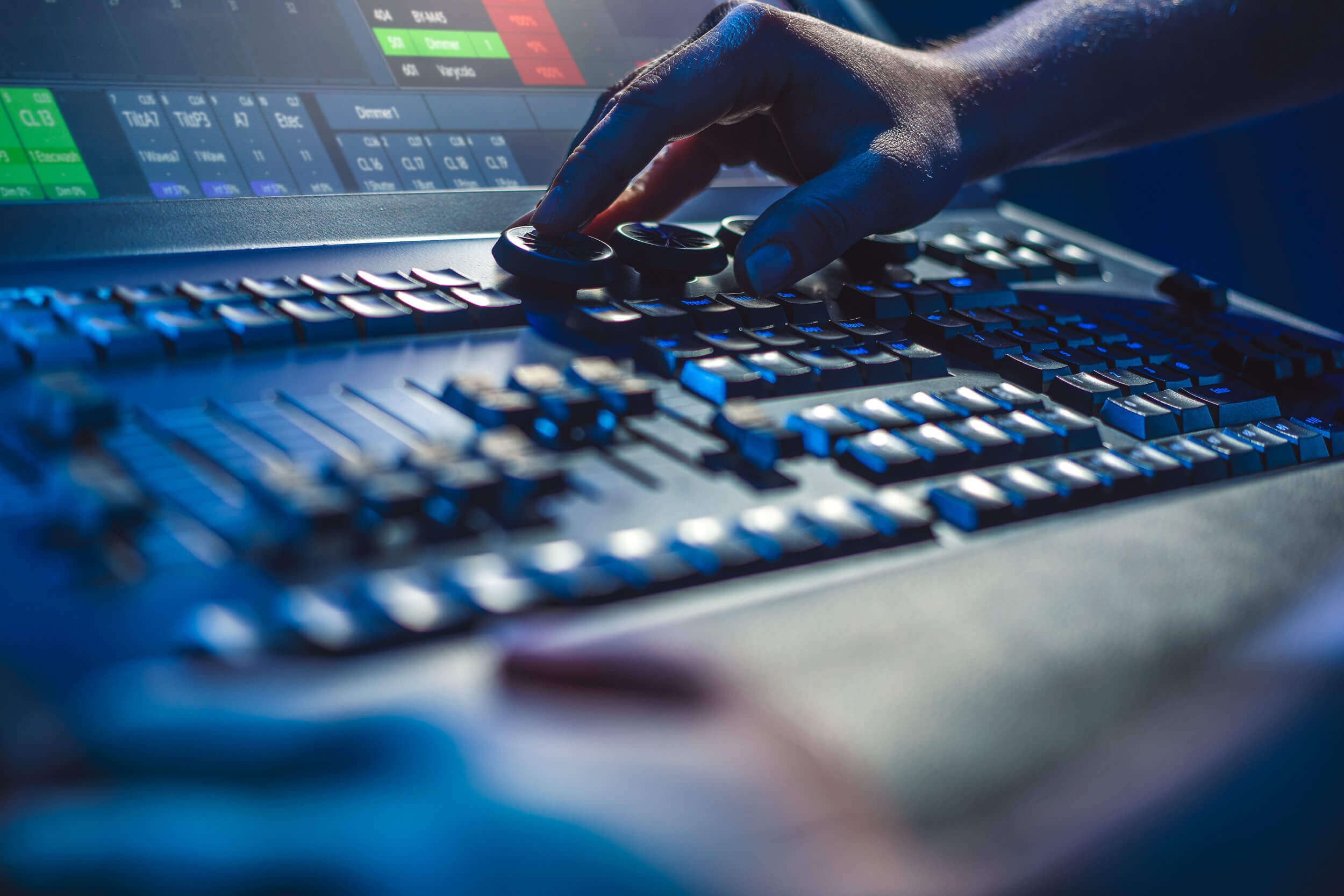 Ein Fader wird hoch geschoben